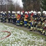 junge motivierte Feuerwehrmänner und -frauen